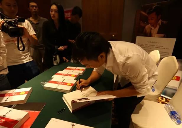 青年作家袁景春携新书《筑梦的舞者》在杭州签售