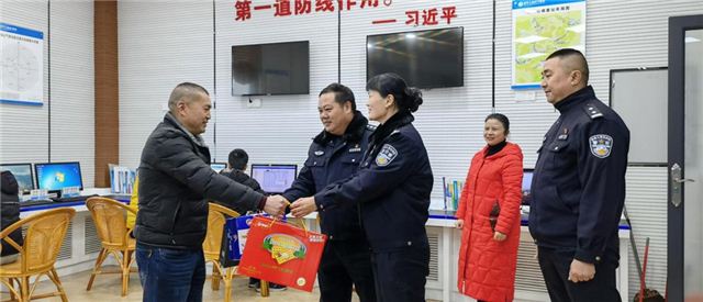 高山寒冬送暖 新春喜献祝福 福建泉州市拘留所开展迎新年慰问活动